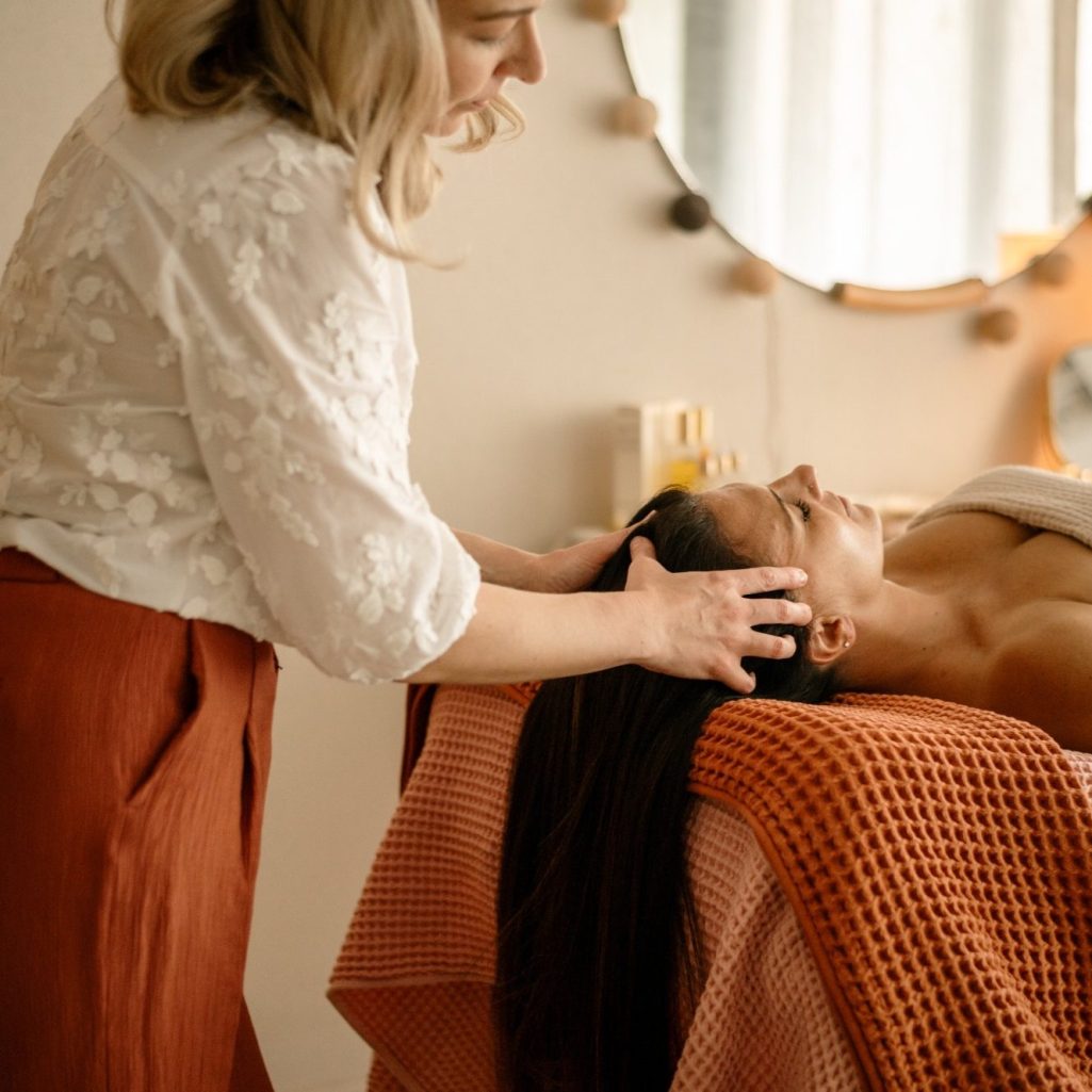 Massage visage holistique à domicile — Minutia Glow Soin visage facialiste à domicile — Minutia Glow